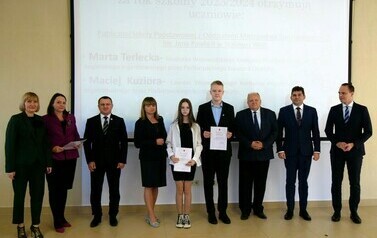 Święto Edukacji Narodowej 2024 (na zdjęciu znajduje się grupa os&oacute;b)