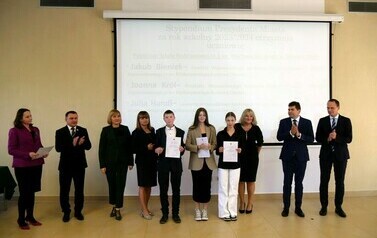 Święto Edukacji Narodowej 2024 (na zdjęciu znajduje się grupa os&oacute;b)