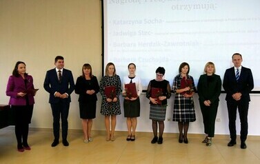 Święto Edukacji Narodowej 2024 (na zdjęciu znajduje się grupa os&oacute;b)