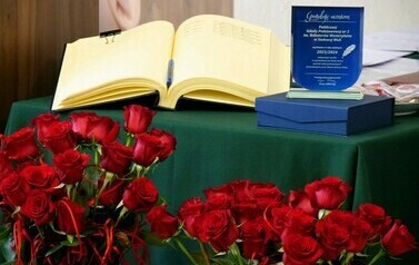 Święto Edukacji Narodowej 2024 (na zdjęciu znajduje się książka)