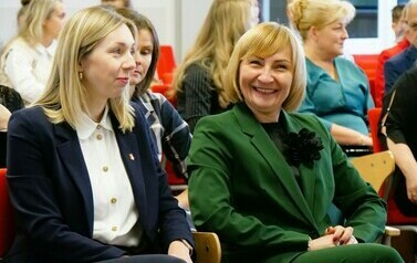 Święto Edukacji Narodowej 2024 (na zdjęciu znajdują się dwie kobiety)
