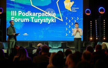 III Podkarpackie Forum Turystyk (na zdjęciu znajdują się dwie osoby)
