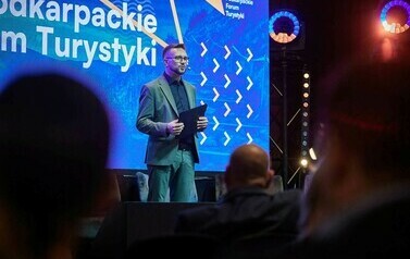 III Podkarpackie Forum Turystyk (na zdjęciu znajduje się mężczyzna)
