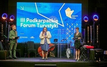 III Podkarpackie Forum Turystyk (na zdjęciu znajduje się męzczyzna i dwie kobiety)