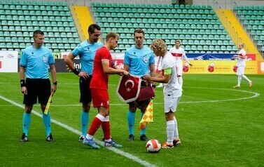 Turniej kwalifikacyjny U19 UEFA (na zdjęciu znajdują się sedziowie piłkarscy, piłkarze  i dzieci)