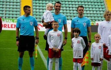 Turniej kwalifikacyjny U19 UEFA (na zdjęciu znajdują się sedziowie piłkarscy i dzieci)