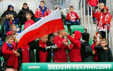 Turniej kwalifikacyjny U19 UEFA (na zdjęciu znajdują kibice na trybunie piłkarskiej)