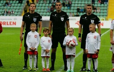Turniej kwalifikacyjny U19 UEFA (na zdjęciu znajdują piłkarze i dzieci)