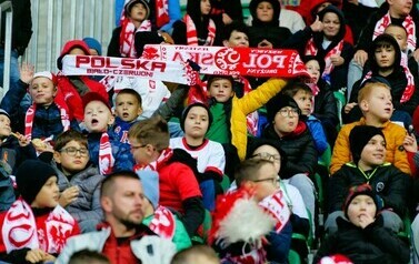 Turniej kwalifikacyjny U19 UEFA (na zdjęciu znajdują kibice na trybunie piłkarskiej)