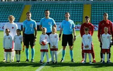 Turniej kwalifikacyjny U19 UEFA (na zdjęciu znajdują się sedziowie piłkarscy, piłkarze  i dzieci)