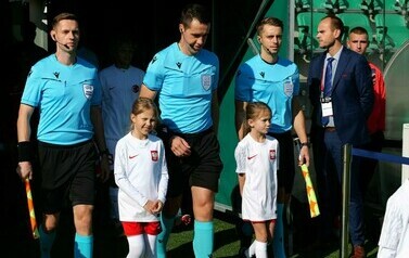 Turniej kwalifikacyjny U19 UEFA (na zdjęciu znajdują się sedziowie piłkarscy i dzieci)