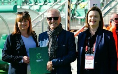 Turniej kwalifikacyjny U19 UEFA (na zdjęciu znajdują się dwie kobiety i mężczyzna)