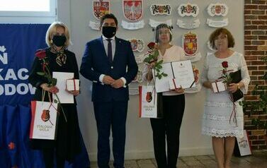 Wyr&oacute;żniono stalowowolskich nauczycieli (na zdjęciu znajdują trzy kobiety i mężczyzna)