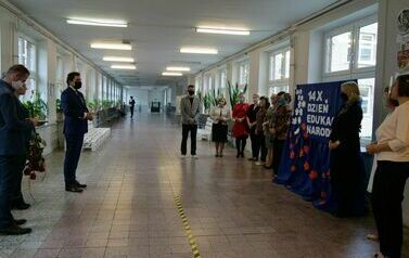 Wyr&oacute;żniono stalowowolskich nauczycieli (na zdjęciu znajduje się grupa os&oacute;b)