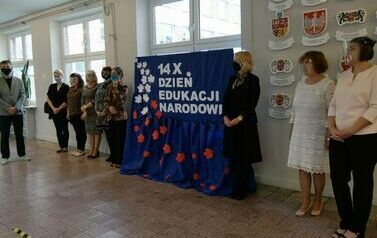 Wyr&oacute;żniono stalowowolskich nauczycieli (na zdjęciu znajduje się grupa os&oacute;b)