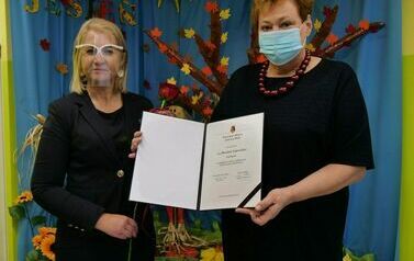 Wyr&oacute;żniono stalowowolskich nauczycieli (na zdjęciu znajdują się dwie kobiety)