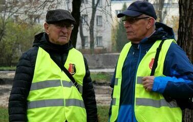 Wizytacje terenowe Miejskiej Rady Senior&oacute;w (na zdjęciu znajduja się dwie osoby w kamizelkach odblaskowych)