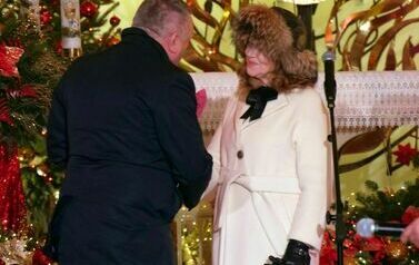 Halina Frąckowiak w Stalowej Woli (na zdjęciu znajduje się kobieta i mężczyzna)
