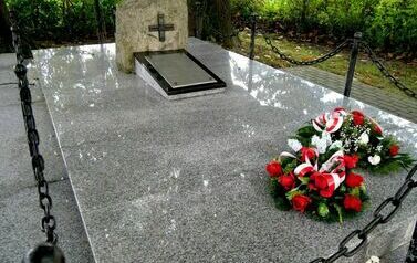 Wciąż żywi w naszej pamięci (na zdjęciu znajduje się pomnik z kwiatami)