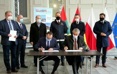 Podpisali umowę na opracowanie projektu trzeciego mostu na Sanie (na zdjęciu znajdje się grupa os&oacute;b)