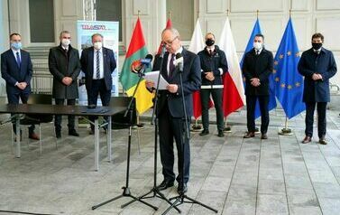 Podpisali umowę na opracowanie projektu trzeciego mostu na Sanie (na zdjęciu znajdje się mężczyzna)