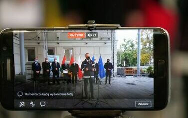 Podpisali umowę na opracowanie projektu trzeciego mostu na Sanie (na zdjęciu znajdje się telefon kom&oacute;rkowy)