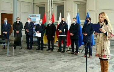 Podpisali umowę na opracowanie projektu trzeciego mostu na Sanie (na zdjęciu znajdje się grupa os&oacute;b)