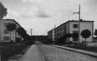 O mieście (na zdjęciu znajduje się ujęcie fotograficzne miasta Stalowe Woli sprzed lat)
