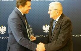 Prezydent Lucjusz Nadbereżny z nagrodą &bdquo;Podkarpacki Samorządowiec, przyjaciel Senior&oacute;w&rdquo; 1