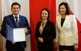Prezydent Lucjusz Nadbereżny z nagrodą &bdquo;Podkarpacki Samorządowiec, przyjaciel Senior&oacute;w&rdquo; 7