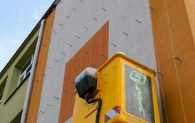 Trwają prace przy realizacji &bdquo;ogr&oacute;dk&oacute;w społecznych&rdquo; (na zdjęciu znajduje się boczna ściana budynku)