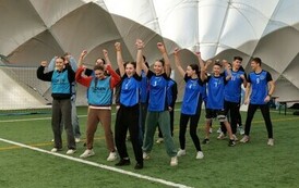 Stalowa Spartakiada 2024: Młodzieżowe Święto Sportu i Zdrowia (na zdjeciu znajduje się grupa os&oacute;b)