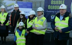 Wmurowano kamień węgielny pod budowę nowego Osiedla Ogrodowego w Stalowej Woli (na zdjęciu znajduje się grupa os&oacute;b)