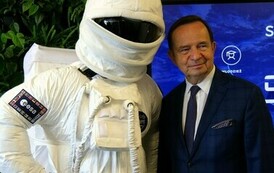 "SPACE 4 TALENTS" - Stalowa Wola (na zdjęciu znajduje się mężczyzna i "kosmonauta")