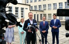 6.5 mln złotych na nowe projekty (na zdjęciu znajduje się mężczyzna oraz cztery inne osoby)