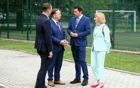 6.5 mln złotych na nowe projekty (na zdjęciu znajdują się cztery osoby)