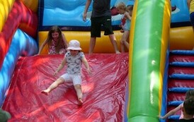 Piknik Rodzinny i otwarcie Wodnego Placu Zabaw (na zdjęciu znajdują się dzieci)