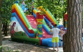 Piknik Rodzinny i otwarcie Wodnego Placu Zabaw (na zdjęciu znajduje się dmuchana zjeżdzalnia)