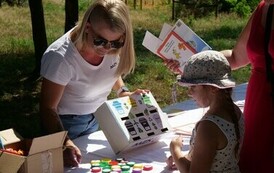 Piknik Rodzinny i otwarcie Wodnego Placu Zabaw (na zdjęciu znajduje się kobieta i dziecko)