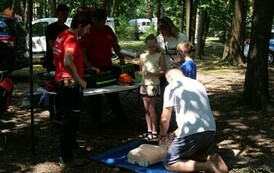 Piknik Rodzinny i otwarcie Wodnego Placu Zabaw (na zdjęciu znajduje się grupa ratownik&oacute;wm w czasie pokazu)