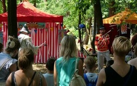 Piknik Rodzinny i otwarcie Wodnego Placu Zabaw (na zdjęciu znajduje się grupa os&oacute;b)
