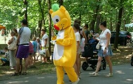 Piknik Rodzinny i otwarcie Wodnego Placu Zabaw (na zdjęciu znajduje się &quot;żywa maskotka&quot;)