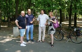 Piknik Rodzinny i otwarcie Wodnego Placu Zabaw (na zdjęciu znajdują się cztery osoby)
