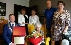 Sto lat Pani Krystyny Bassara (na zdjęciu znajdują sie cztery kobiety i dw&oacute;ch mężczyzn)