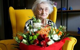 Sto lat Pani Krystyny Bassara (na zdjęciu znajduje się kobieta z kwiatami)