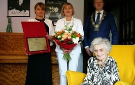 Sto lat Pani Krystyny Bassara (na zdjęciu znajduje się mężczyzna i trzy kobiety)