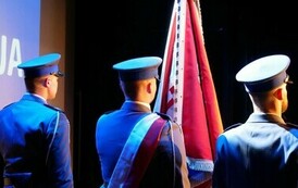 Święto Policji Stalowa Wola 2024 (na zdjęciu znajdują się policjanci ze sztandarem)