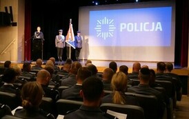 Święto Policji Stalowa Wola 2024 (na zdjęciu znajduje się sala widowiskowa z ludźmi)