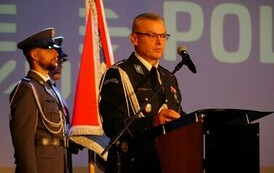 Święto Policji Stalowa Wola 2024 (na zdjęciu znajduje się przemawiający mężczyzna)