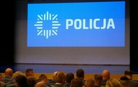 Święto Policji Stalowa Wola 2024 (na zdjęciu znajduje się scena z napisem "Policja")